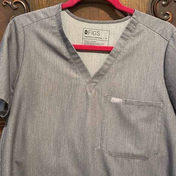 FIGS SCRUB TOP - Picture 2 of 4